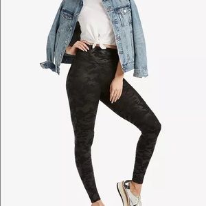 Spans faux leather camo leggings
